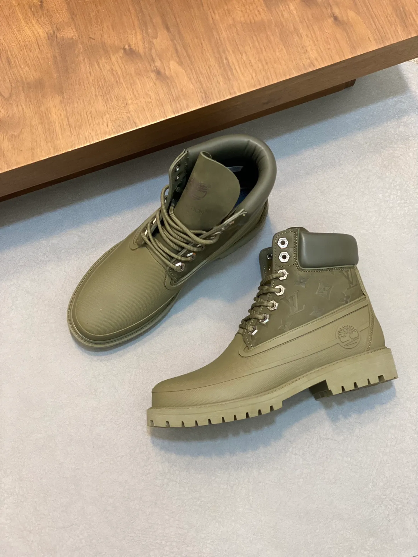 Men's men's shoes💰💰760 Top LV 2025 autumn and winter menswear show. The Monogram embossed tongue, original Timberland laces and outsole are exquisite details, the leather label expresses the cooperation logo, and the delivery counter is exquisitely packaged! Math 39-44 (order 45)